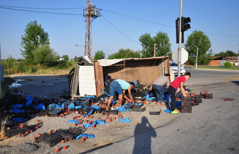 Meyve Yüklü Kamyonet Devrildi: 2 Yaralı