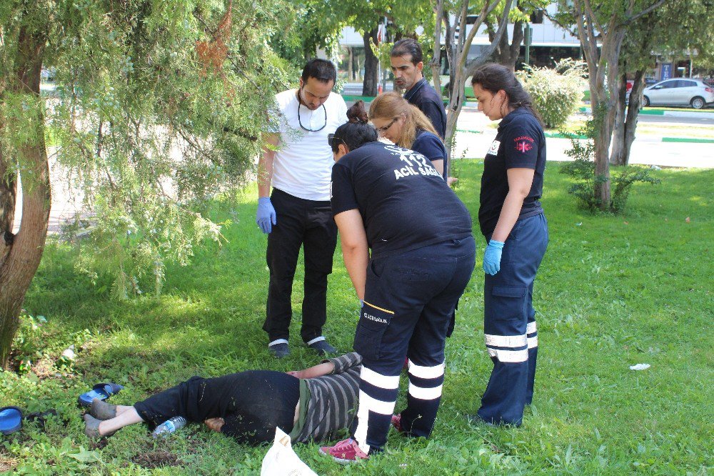 Parkta Bayılan Yaşlı Adamın İmdadına Yoldan Geçen Hemşire Yetişti