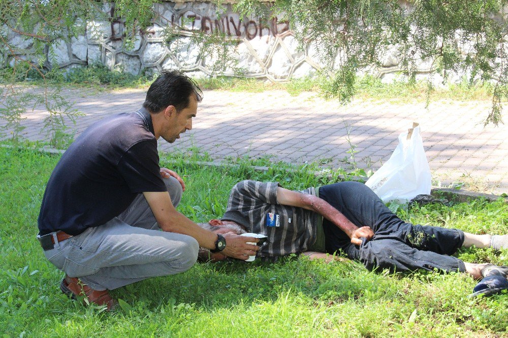 Parkta Bayılan Yaşlı Adamın İmdadına Yoldan Geçen Hemşire Yetişti