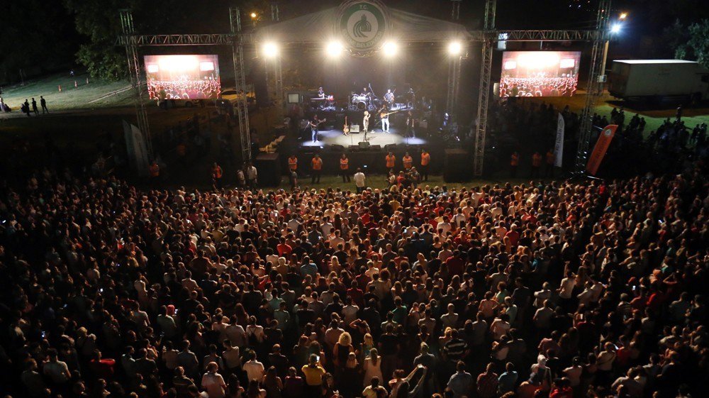 Ünlü Sanatçı Kıraç Kırkpınar Yağlı Güreşlerinde Konser Verdi