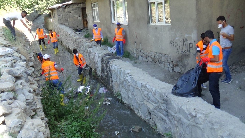 Hakkari’de Dere Yatakları Temizleniyor