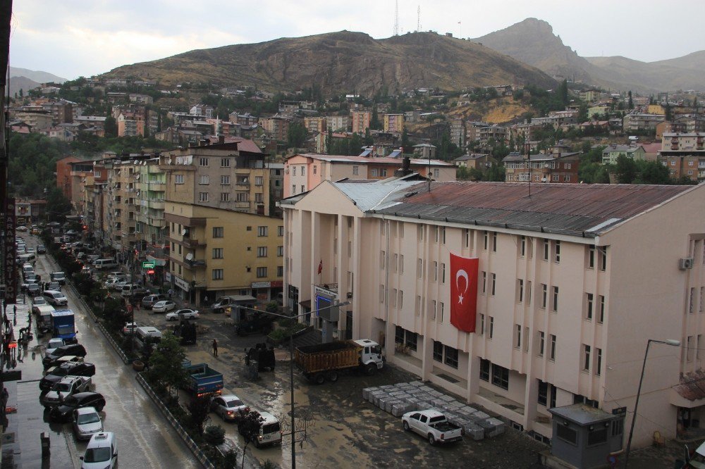 Sıcaktan Kavrulan Hakkari’de Yağmur Sürprizi