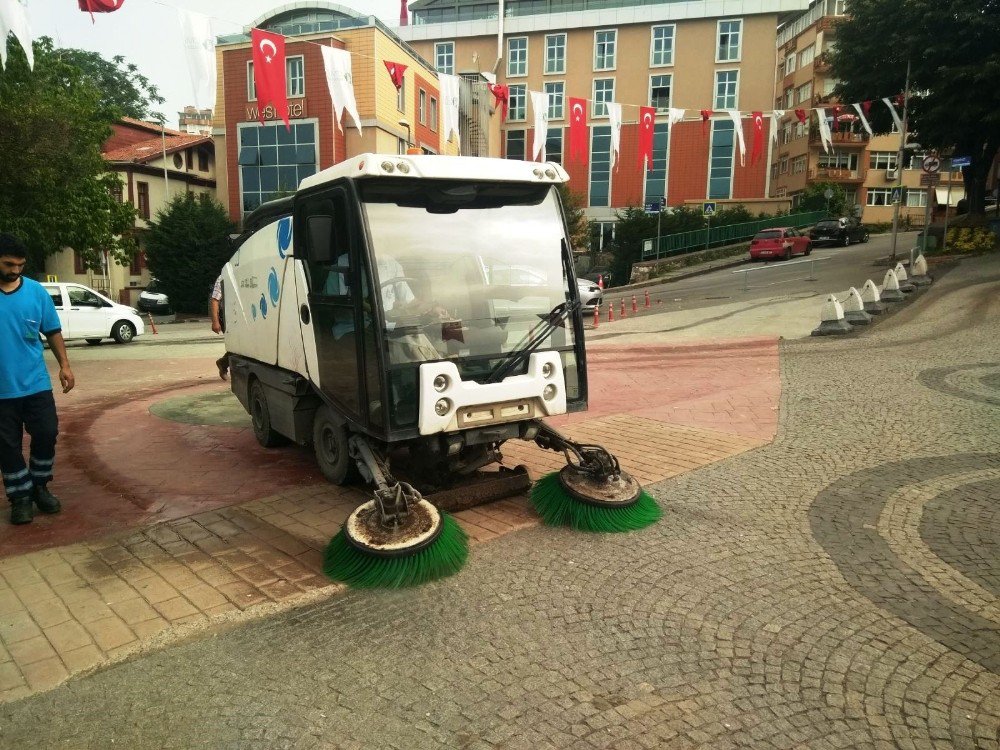 İzmit’te Günde 450 Kilometre Yol Süpürülüyor