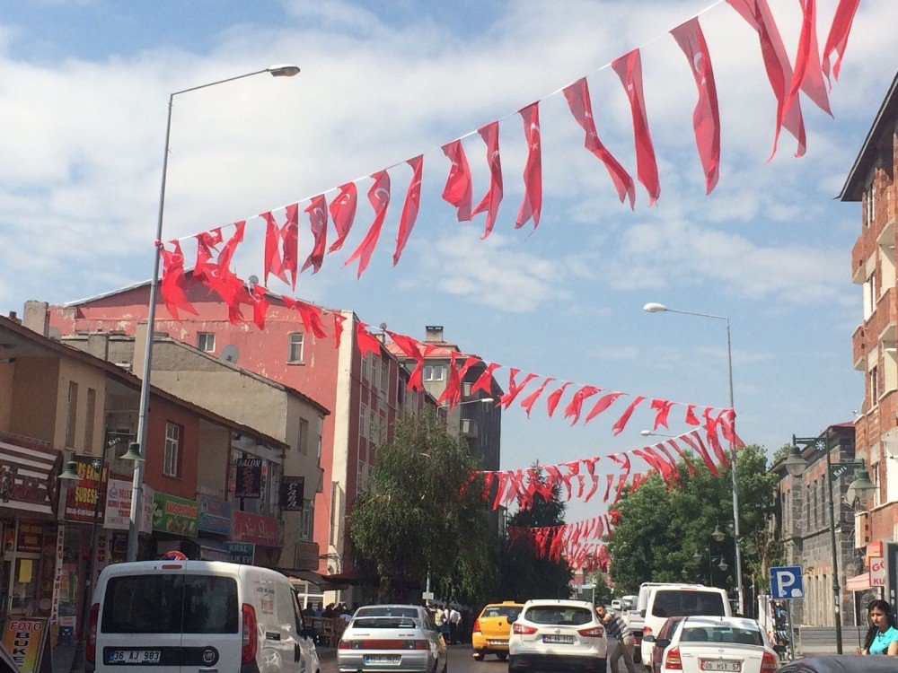 Kars Belediyesi Ana Caddeleri Bayraklarla Donattı