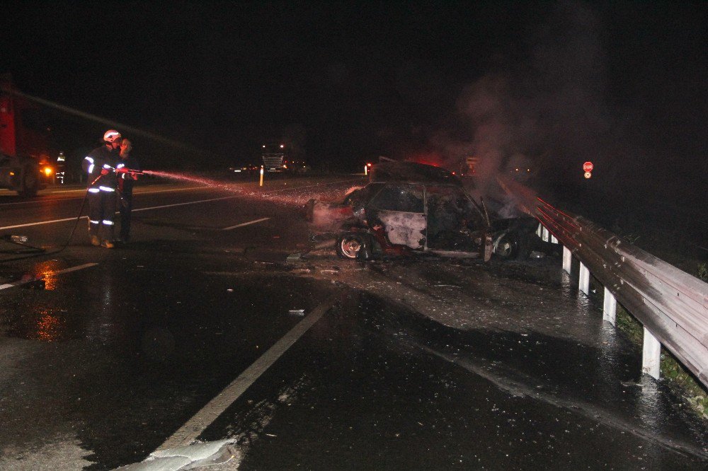 Kastamonu’da Bariyerlere Çarpan Otomobil Alev Aldı