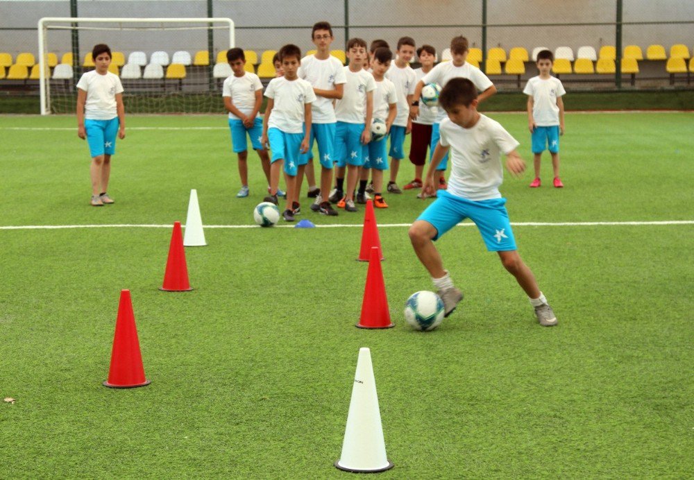 Küçükçekmece’de Yaz Spor Okulları Futbol Branşına Büyük İlgi