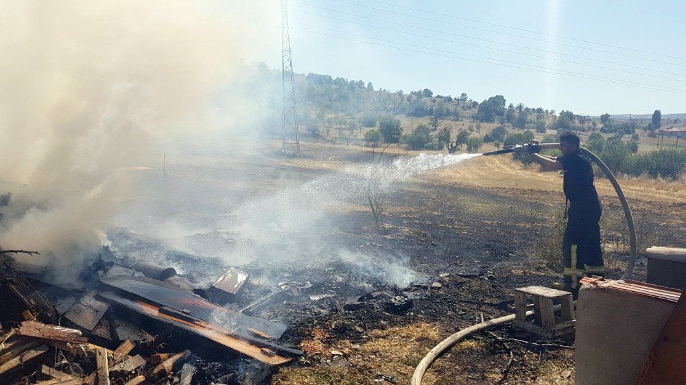 Tarlada Çıkan Yangın Ormana Sıçramadan Söndürüldü