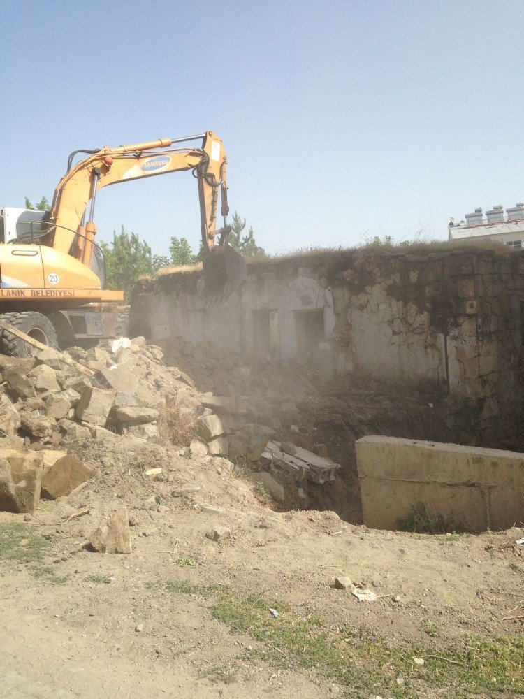 Bulanık’taki Metruk Yapıların Yıkımına Başlandı