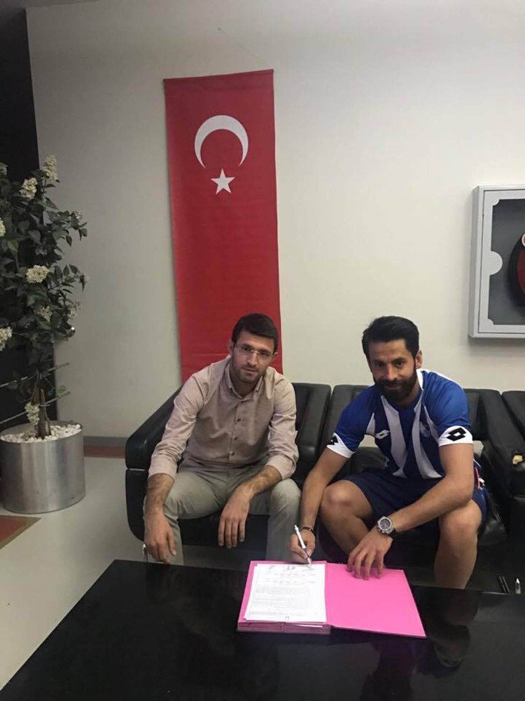 B.b.erzurumspor, İç Transferde Üç Oyuncusu İle Sözleşme İmzaladı