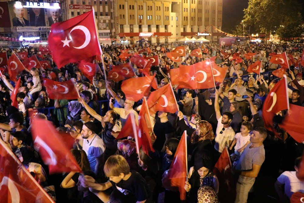 Sakarya’da ‘Demokrasi Nöbeti’ İkinci Gününde Devam Etti