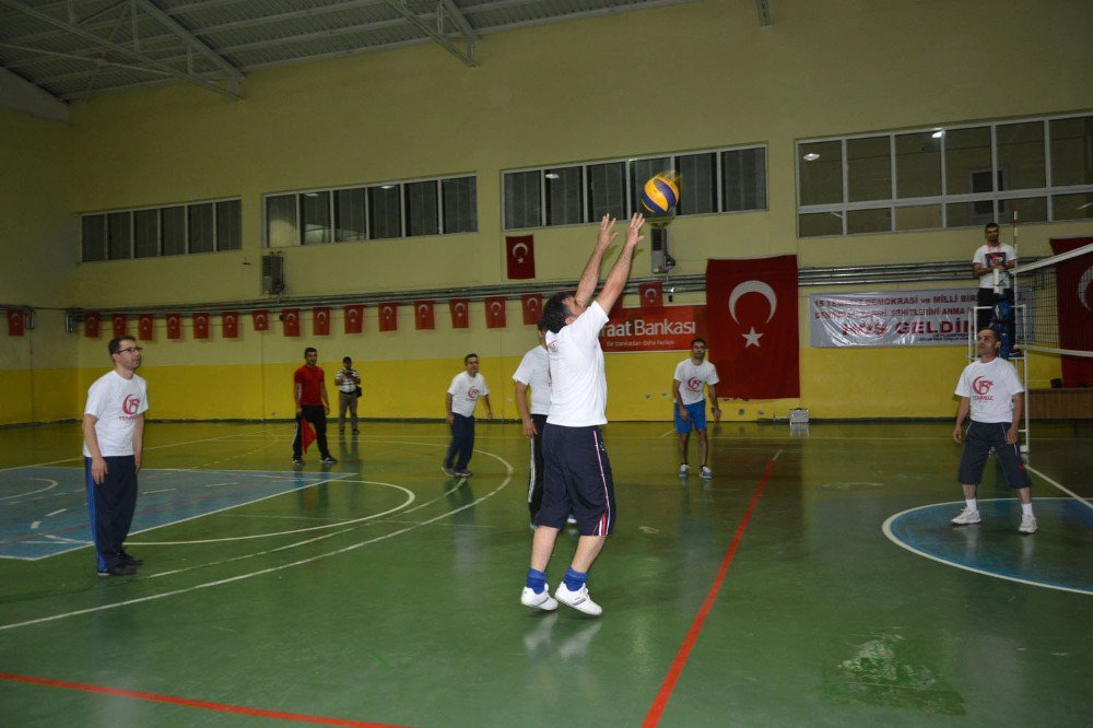 Kazandıkları Kupayı 15 Temmuz Şehidinin Ağabeyine Verdiler