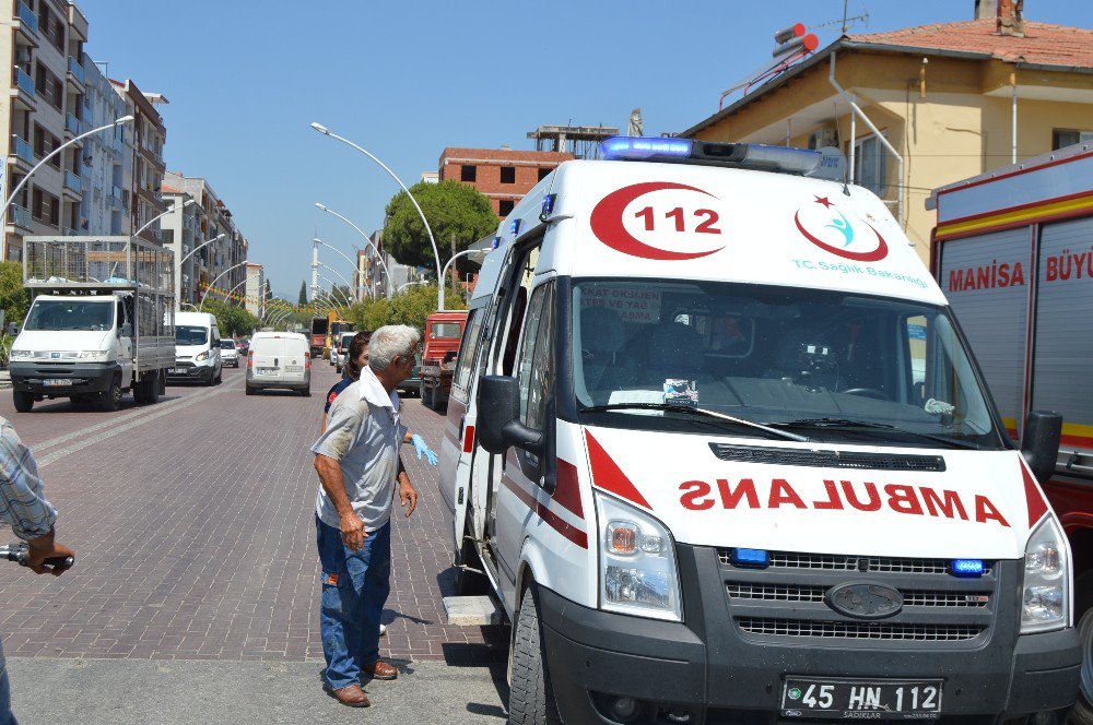 Saruhanlı Kavşağında Trafik Kazası: 1 Yaralı