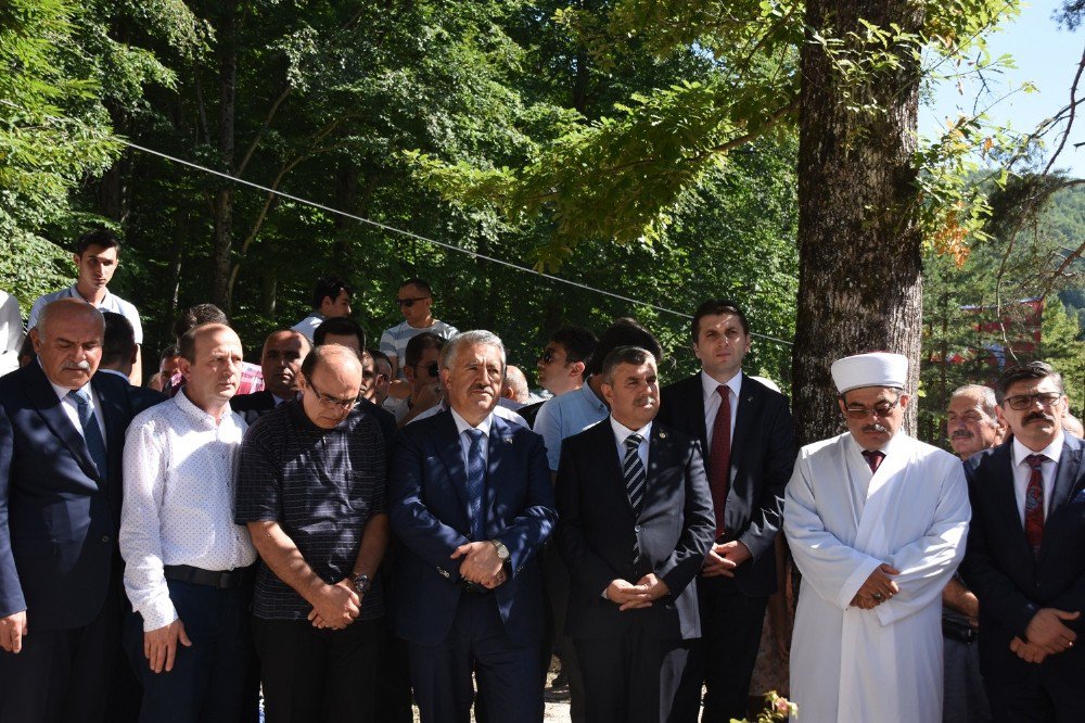 Bakan Arslan, Sinop’ta 15 Temmuz Şehidinin Kabrini Ziyaret Etti