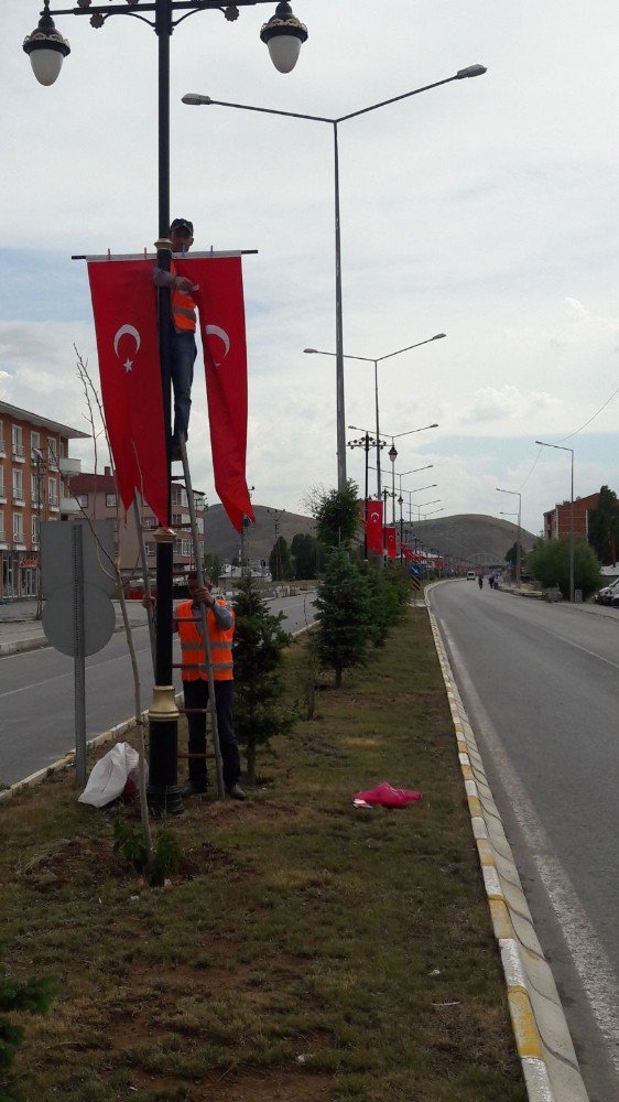 Çaldıran Bayraklarla Süslendi