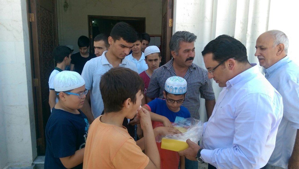 Kaymakam Kaya Vatandaşlara Lokum Dağıttı