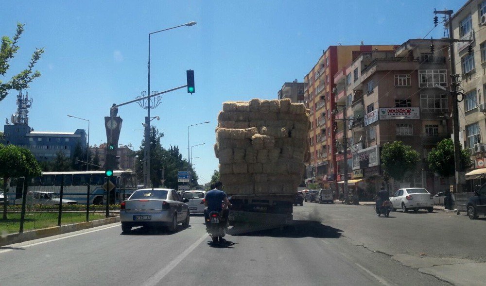 Açıktan Taşınan Saman Balyaları Trafiği Tehlikeye Düşürüyor