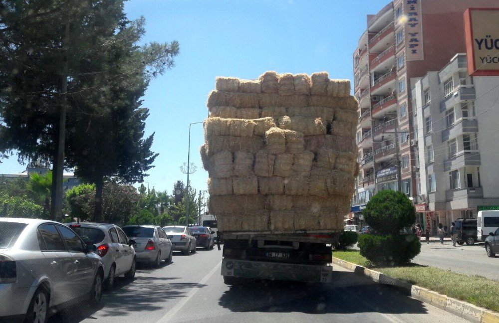 Açıktan Taşınan Saman Balyaları Trafiği Tehlikeye Düşürüyor