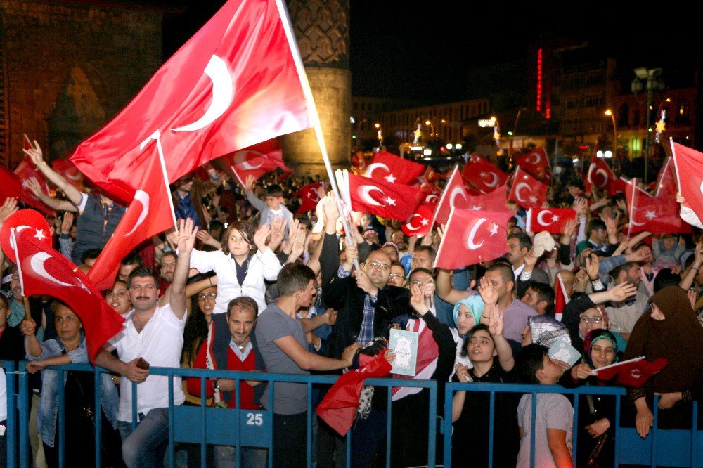 Aziziye Belediye Başkanı Muhammed Cevdet Orhan: “Milletin Silahını, Milletin İradesine Çevirenleri Lanetliyorum”