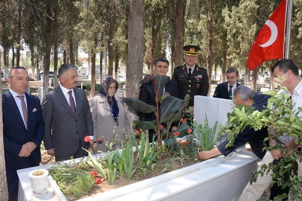 Vali Yazıcı, Şehit Mustafa Serin’in Ailesini Ve Kabrini Ziyaret Etti