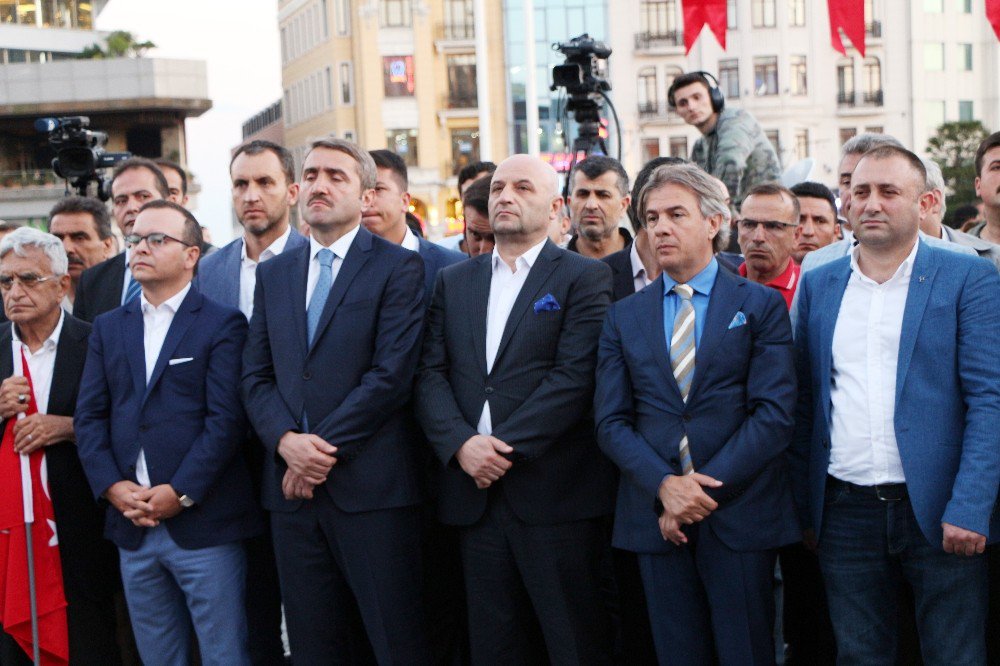 Beyoğlu’nda Halisdemir’in Heykeline Ve İha’nın 15 Temmuz Fotoğraflarına Yoğun İlgi