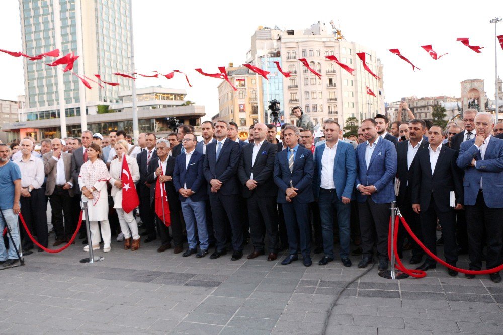 Beyoğlu’nda Halisdemir’in Heykeline Ve İha’nın 15 Temmuz Fotoğraflarına Yoğun İlgi