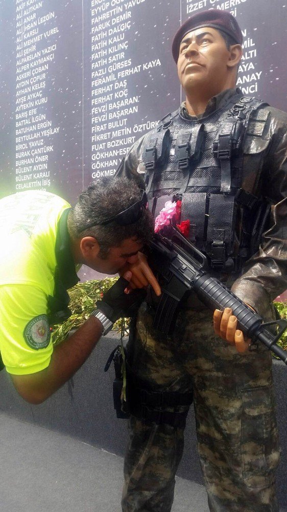 -beyoğlu’nda Görevli Trafik Polisi Hakan Elbistanlı, 15 Temmuz Şehidi Ömer Halisdemir Heykelinin Elini Öptü