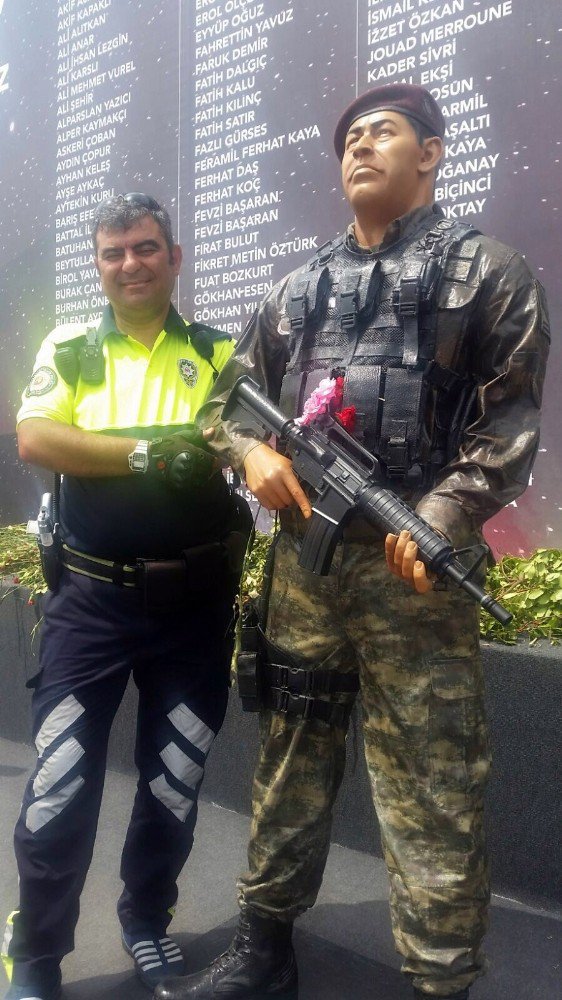 -beyoğlu’nda Görevli Trafik Polisi Hakan Elbistanlı, 15 Temmuz Şehidi Ömer Halisdemir Heykelinin Elini Öptü