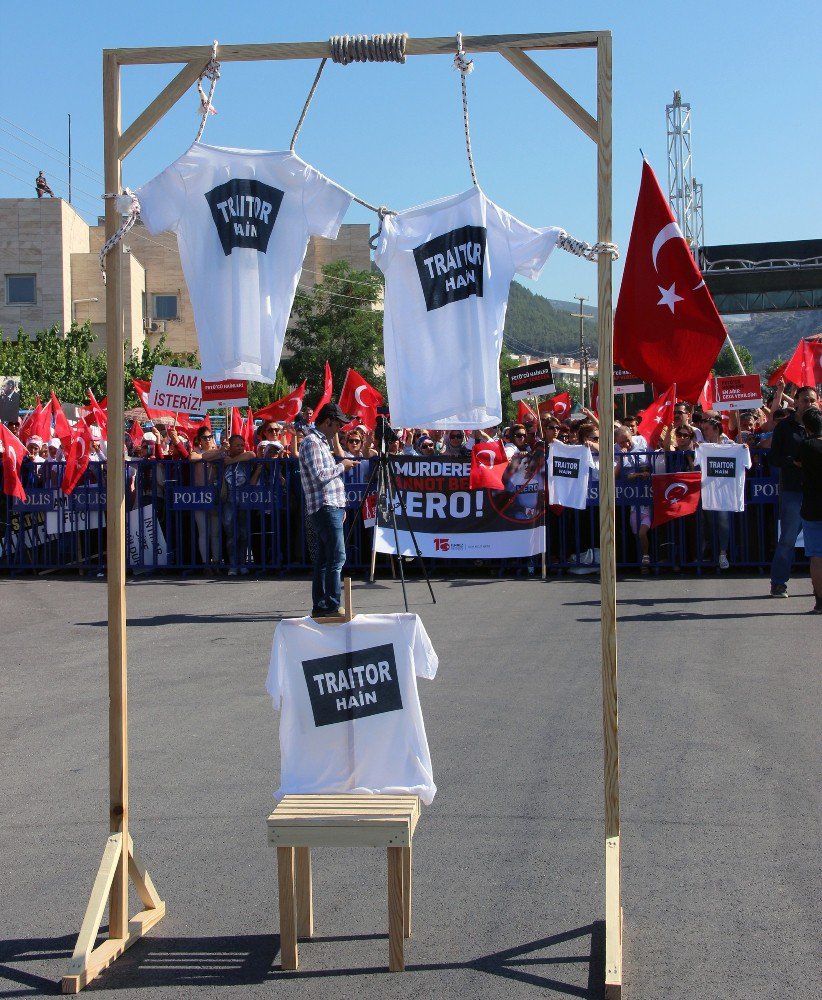 ‘Hero’ Tişörtüne ‘Traitor’ Tişörtü İle Karşılık Verdiler