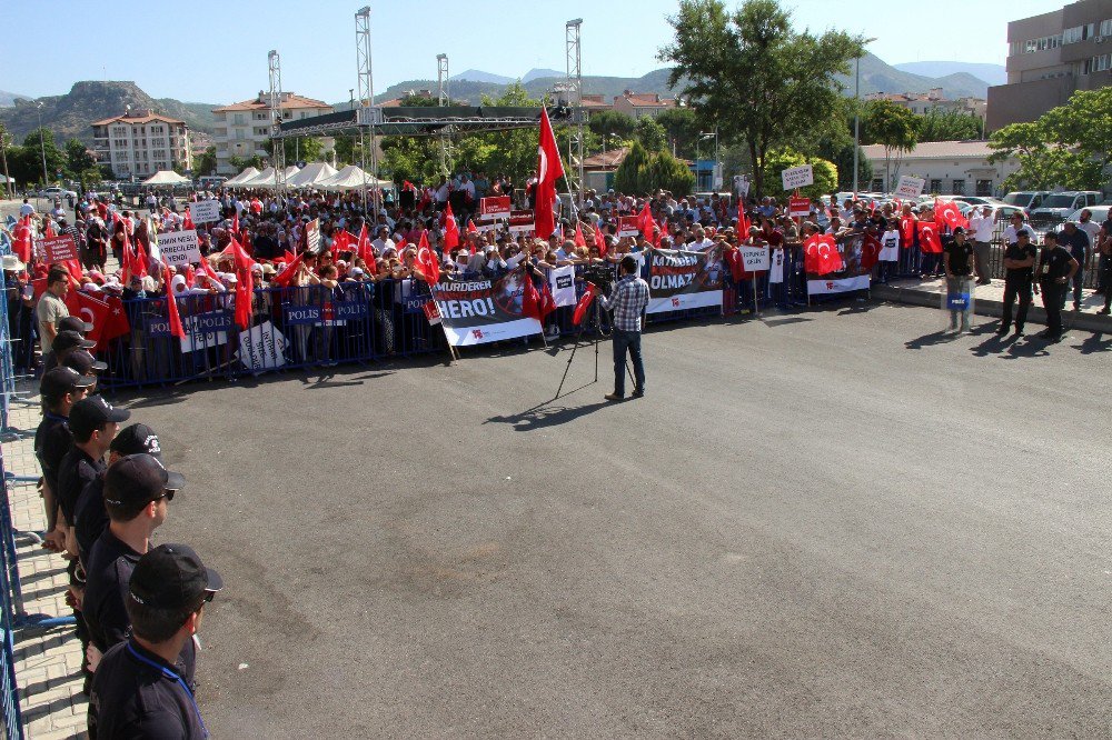 ‘Hero’ Tişörtüne ‘Traitor’ Tişörtü İle Karşılık Verdiler