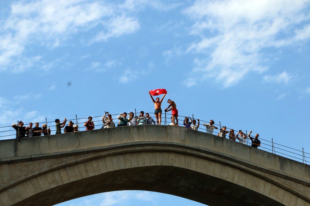 Mostar Köprüsü Önünde “15 Temmuz’u Unutma, Unutturma” Pankartı Açtılar