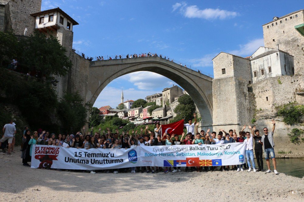 Mostar Köprüsü Önünde “15 Temmuz’u Unutma, Unutturma” Pankartı Açtılar