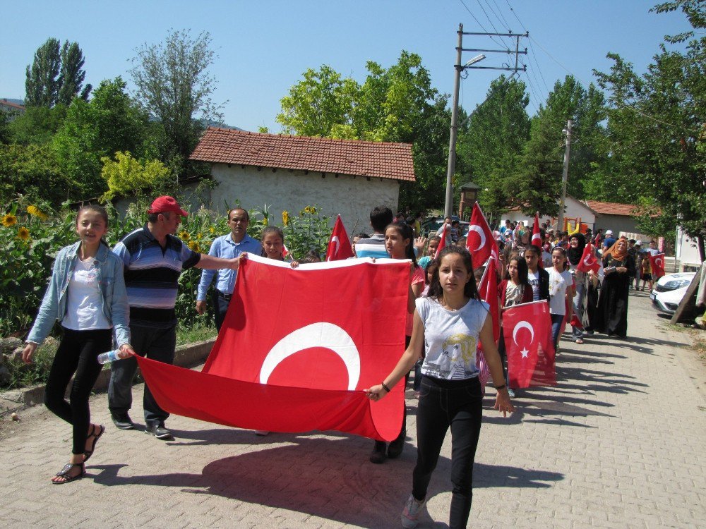 Hisarcık’ta Kur’an Kursu Öğrencileri Şehitler İçin Yürüdü