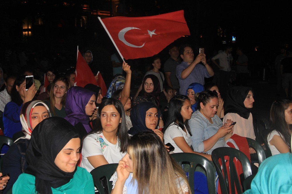 Cumhurbaşkanı Erdoğan’a Teslim Edilecek Türk Bayrağı İstanbul’dan Yola Çıktı