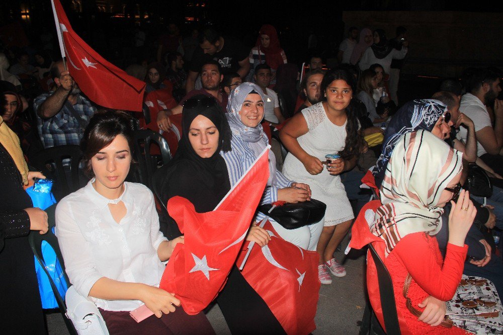 Cumhurbaşkanı Erdoğan’a Teslim Edilecek Türk Bayrağı İstanbul’dan Yola Çıktı