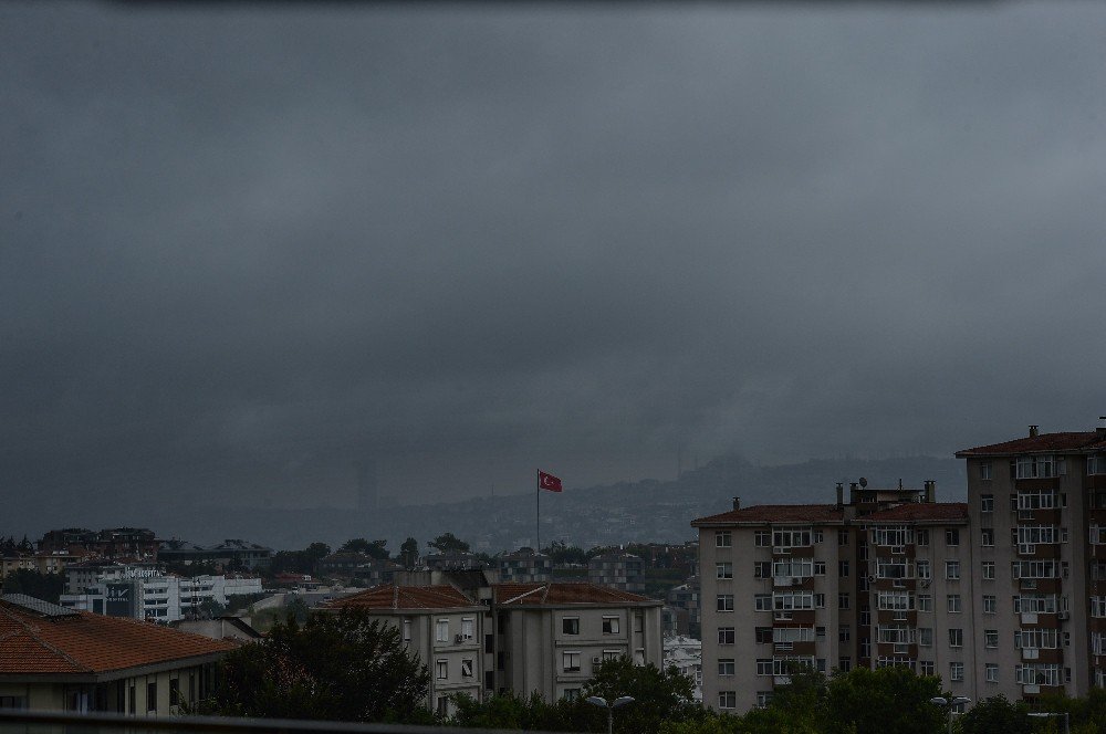 İstanbul Karanlığa Büründü