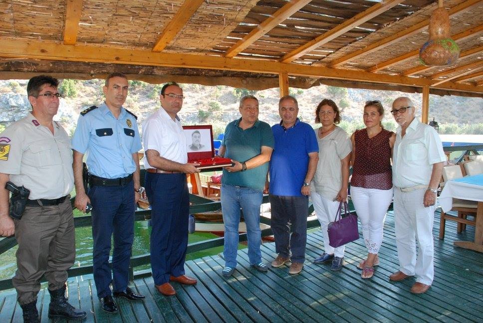 Kaymakam Demirkale, 15 Temmuz Şehidinin Kardeşine Türk Bayrağı Hediye Etti