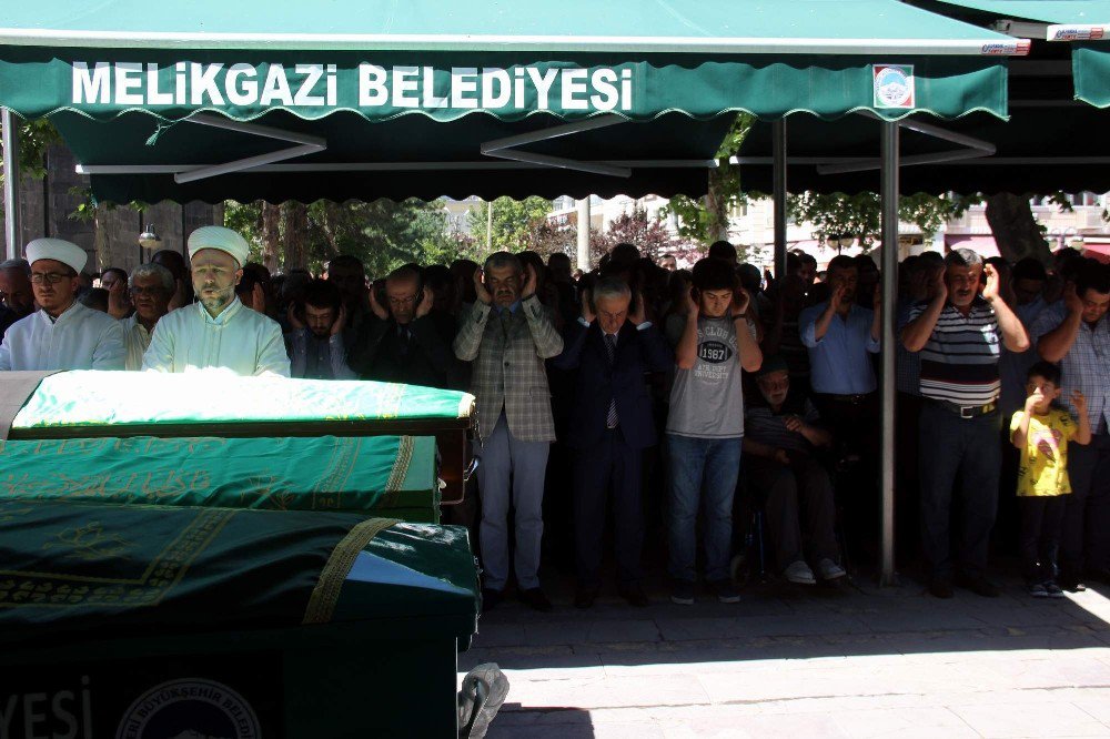 Sakarya’da Öldürülen Emani El-rahmun Ve Bebeği İçin Gıyabi Cenaze Namazı Kılındı