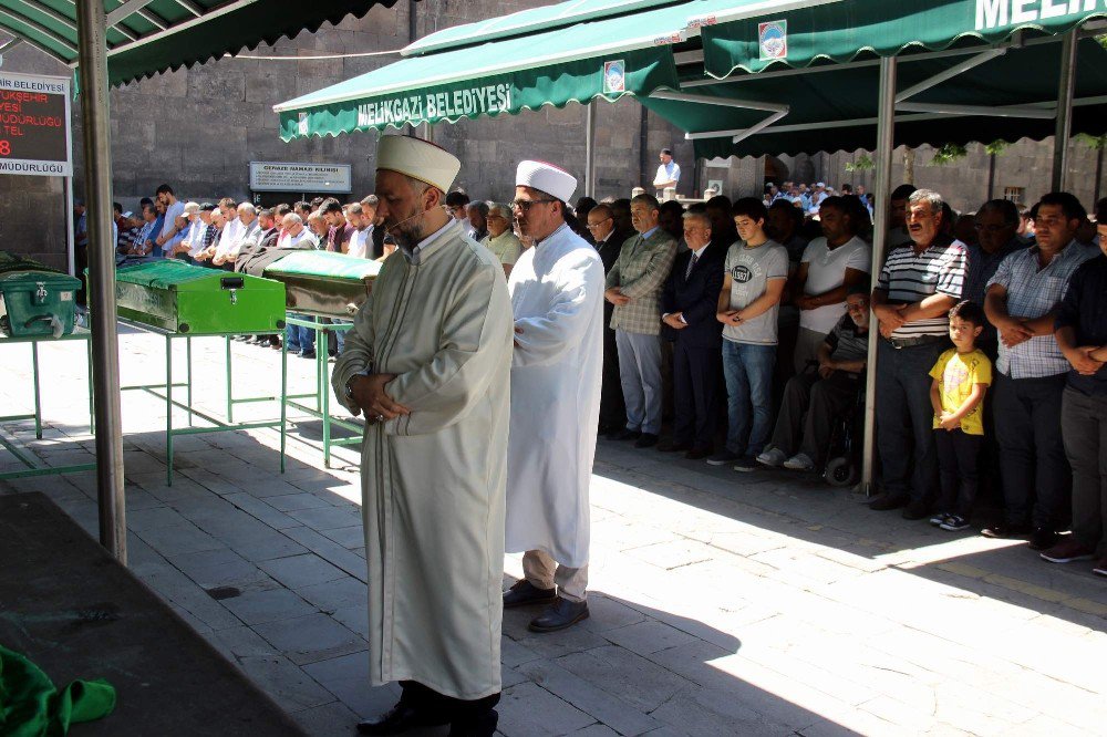 Sakarya’da Öldürülen Emani El-rahmun Ve Bebeği İçin Gıyabi Cenaze Namazı Kılındı