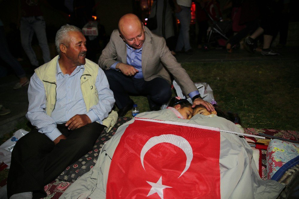 Başkan Çolakbayrakdar, "15 Temmuz’da Kocaman Bir Aile Olduğumuzu 27 Günlük Nöbette Gösterdik"