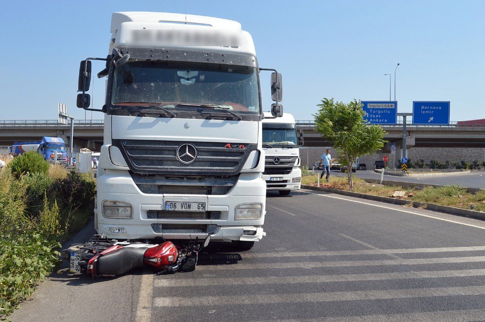 Motosikletiyle Kamyonun Altında Kaldı: 1 Ölü