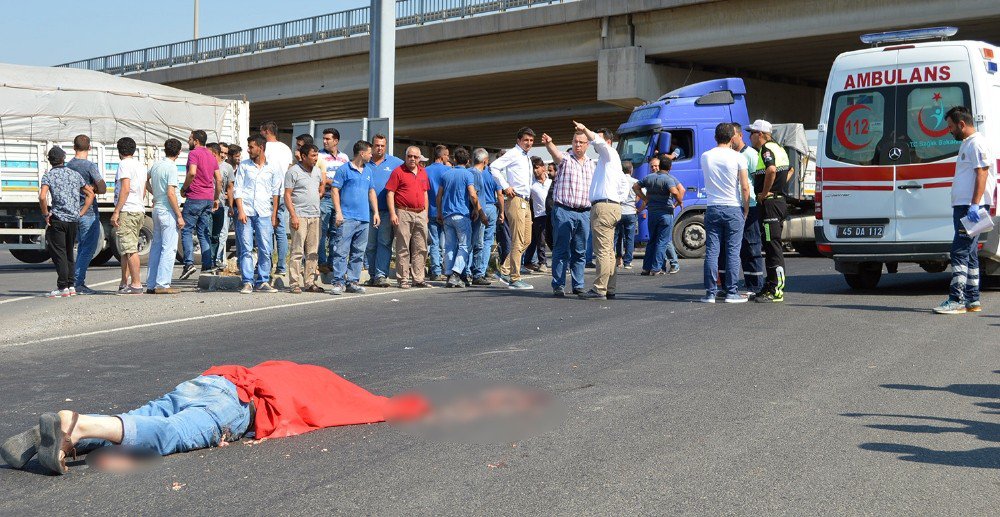 Motosikletiyle Kamyonun Altında Kaldı: 1 Ölü