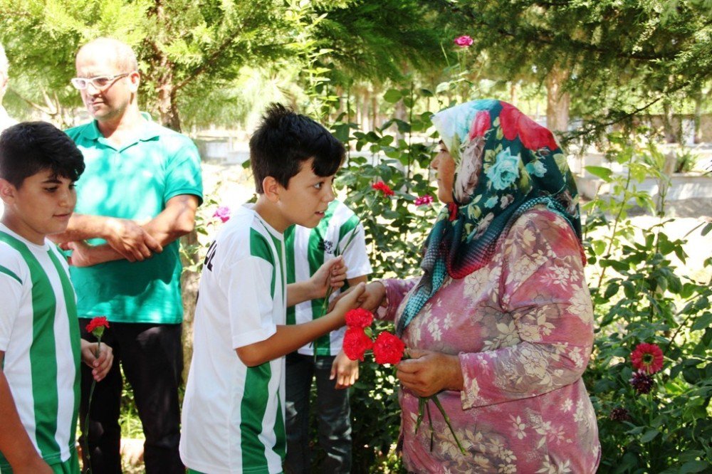 Kur’an Kursu Öğrencileri 15 Temmuz Şehitlerini Dualarla Andı