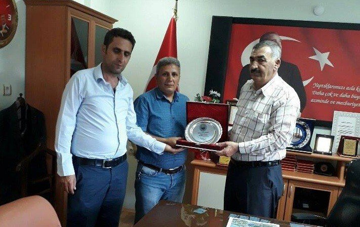 Olur Belediye Başkanı Oktay’a Ormanağzı Köyü Derneğinden Plaket