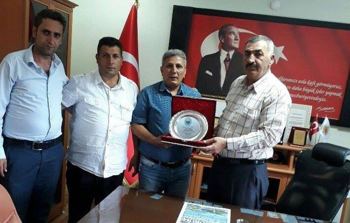 Olur Belediye Başkanı Oktay’a Ormanağzı Köyü Derneğinden Plaket