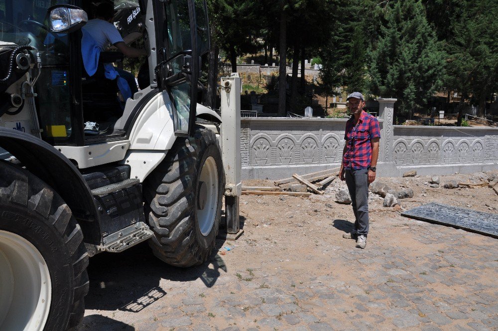 Simav’da Mezarlıkların Duvarları Yenileniyor