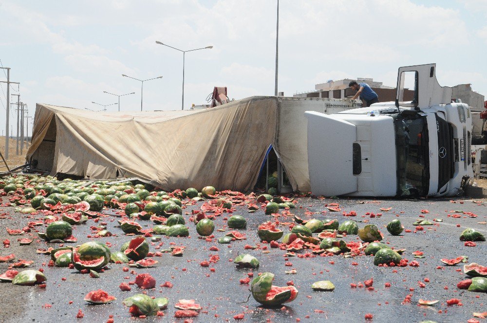 Cizre’de Karpuz Yüklü Tır Devrildi