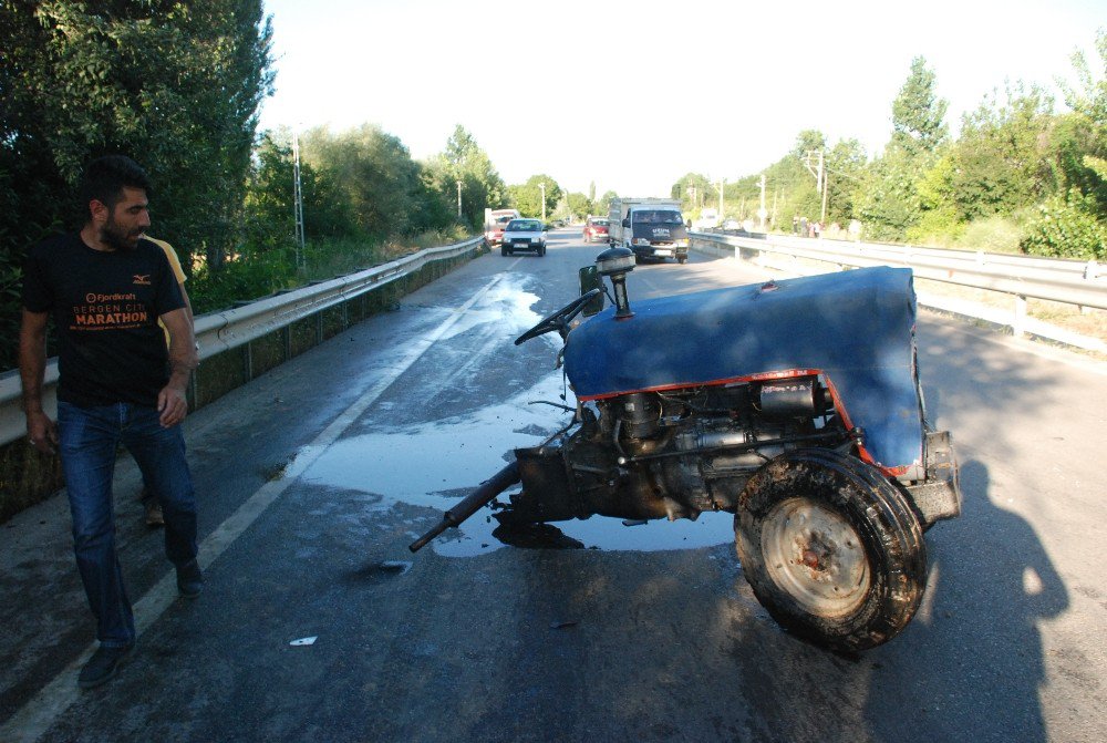 Trafik Kazasında Traktör İkiye Ayrıldı