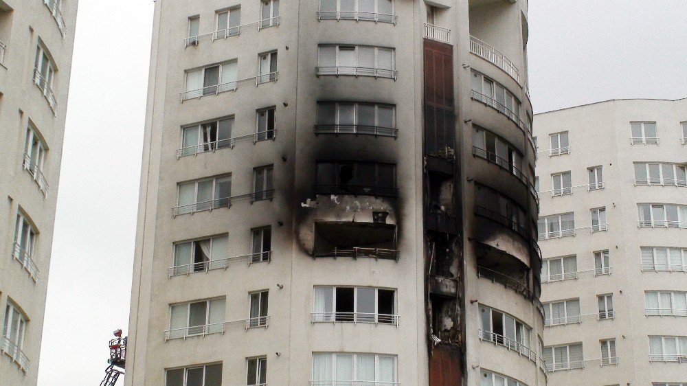 Ümraniye’de Lüks Sitede Korkutan Yangın