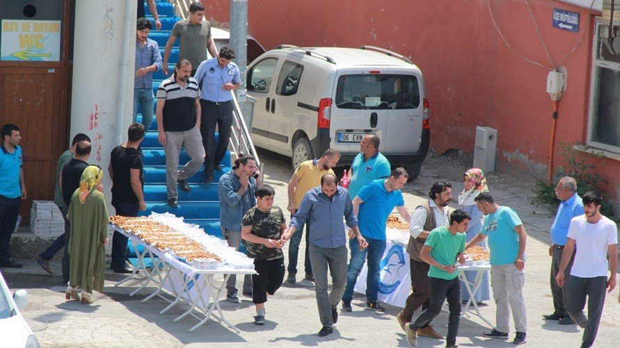 Edremit’te Şehitler Anısına Simit Ve Gül Lokumu Dağıtıldı