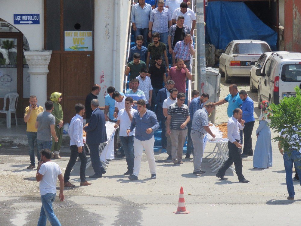 Edremit’te Şehitler Anısına Simit Ve Gül Lokumu Dağıtıldı